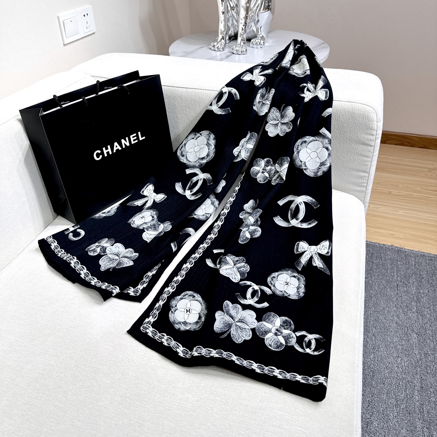 💞小香【山茶花长围巾】~超级抬气色！高级女人味！羊绒围巾也能这么美！！！这款双面花卉羊绒围巾真的好高级！