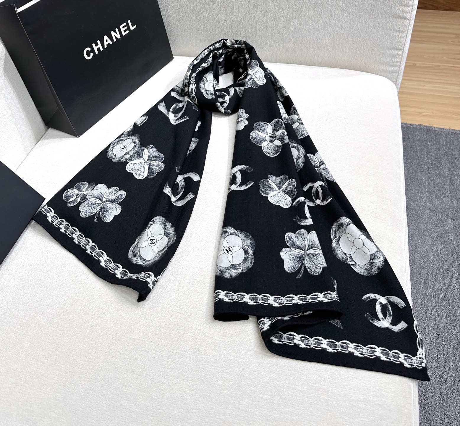 💞小香【山茶花长围巾】~超级抬气色！高级女人味！羊绒围巾也能这么美！！！这款双面花卉羊绒围巾真的好高级！