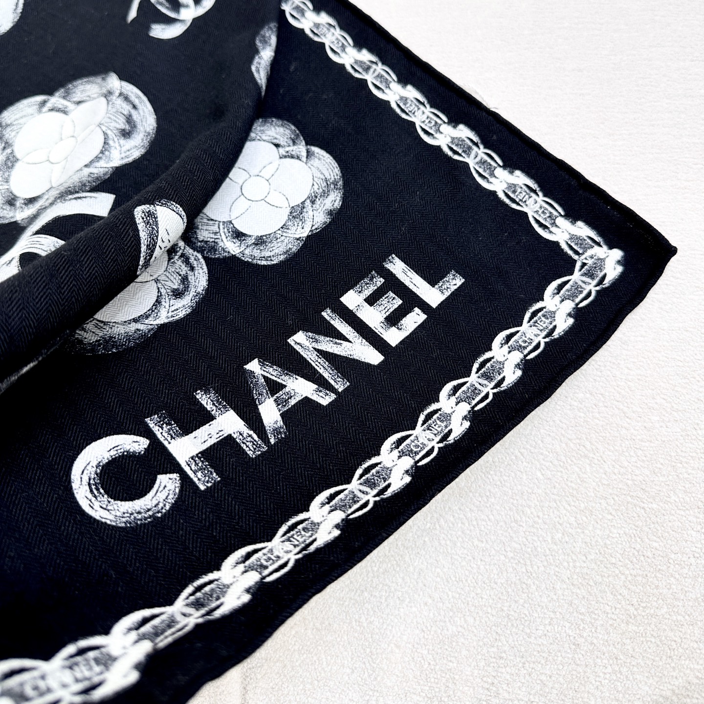 💞小香【山茶花长围巾】~超级抬气色！高级女人味！羊绒围巾也能这么美！！！这款双面花卉羊绒围巾真的好高级！