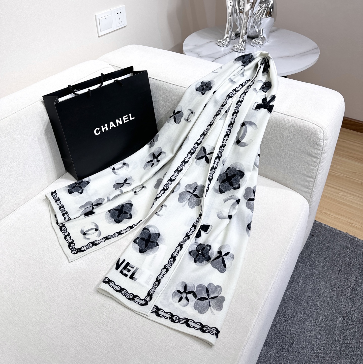 💞小香【山茶花长围巾】~超级抬气色！高级女人味！羊绒围巾也能这么美！！！这款双面花卉羊绒围巾真的好高级！