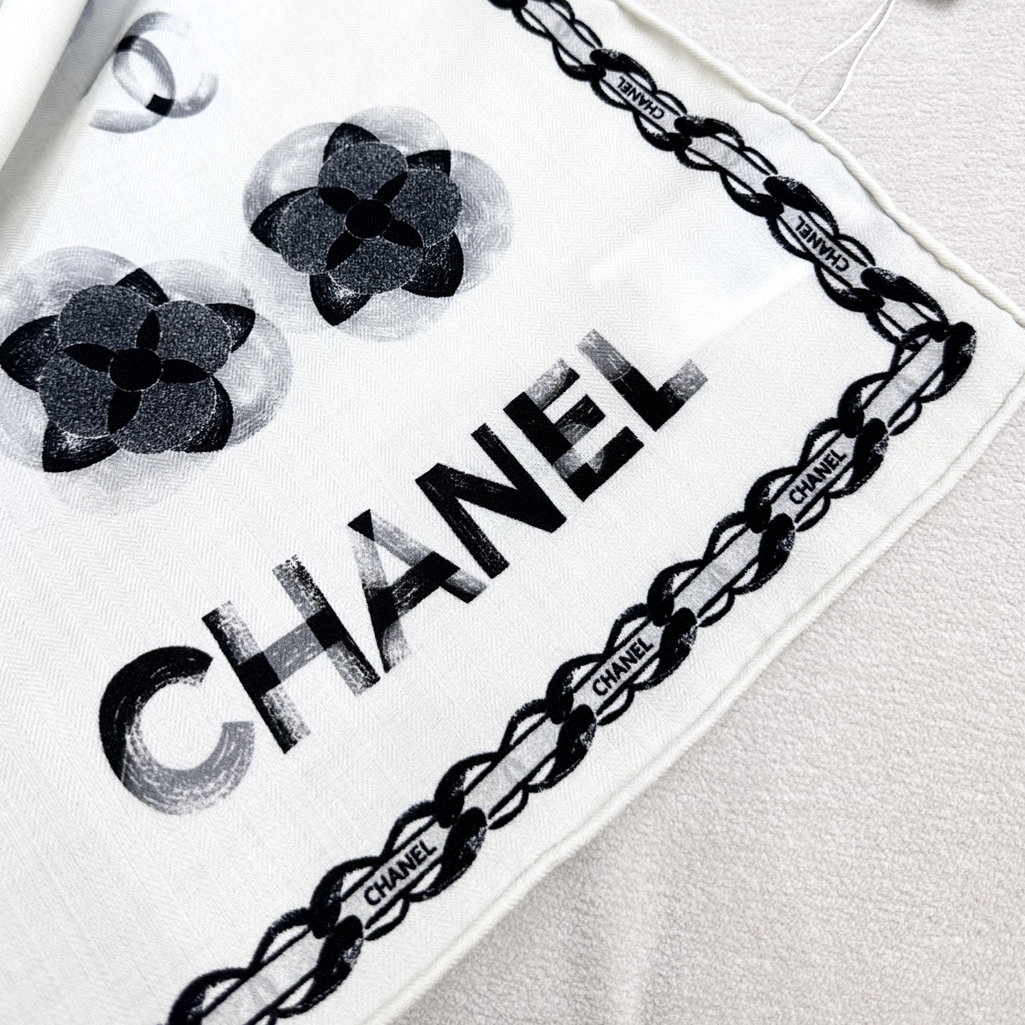 💞小香【山茶花长围巾】~超级抬气色！高级女人味！羊绒围巾也能这么美！！！这款双面花卉羊绒围巾真的好高级！