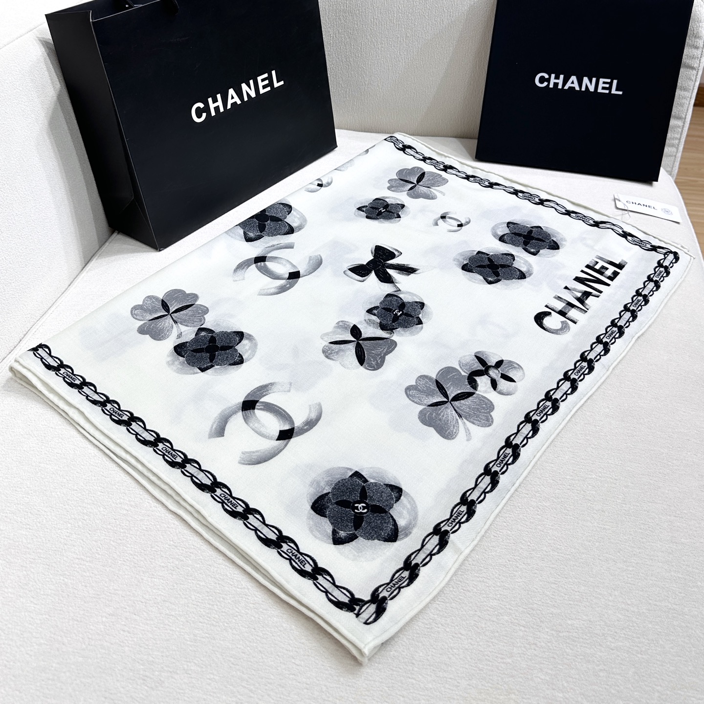 💞小香【山茶花长围巾】~超级抬气色！高级女人味！羊绒围巾也能这么美！！！这款双面花卉羊绒围巾真的好高级！