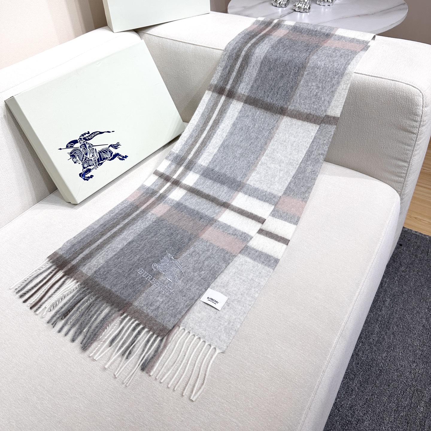 新款到！百分之百山羊绒！巴宝利难得的高端男款，非常正的男士围巾~面料大爱，非常柔软细腻舒服‼大气简约，超