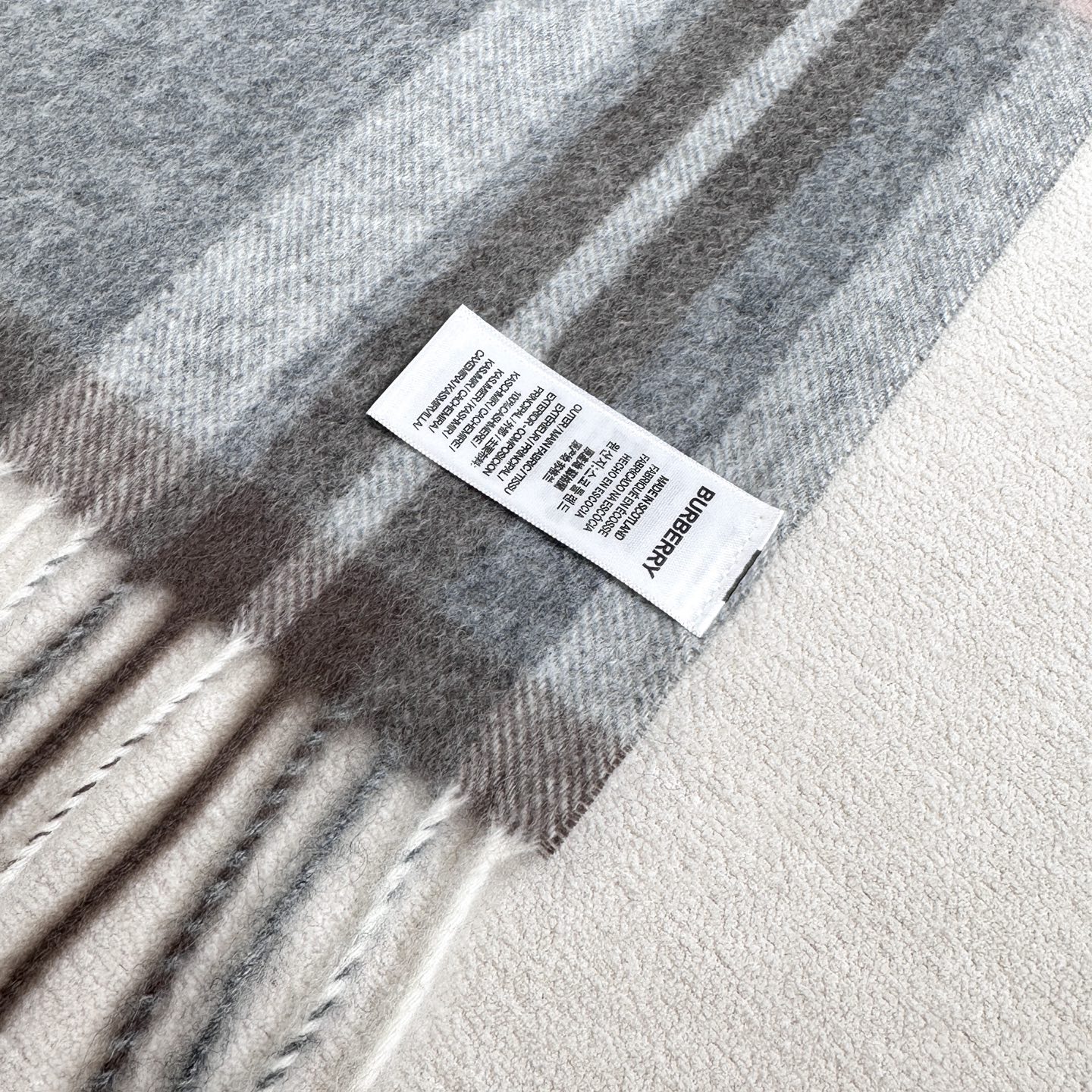 新款到！百分之百山羊绒！巴宝利难得的高端男款，非常正的男士围巾~面料大爱，非常柔软细腻舒服‼大气简约，超