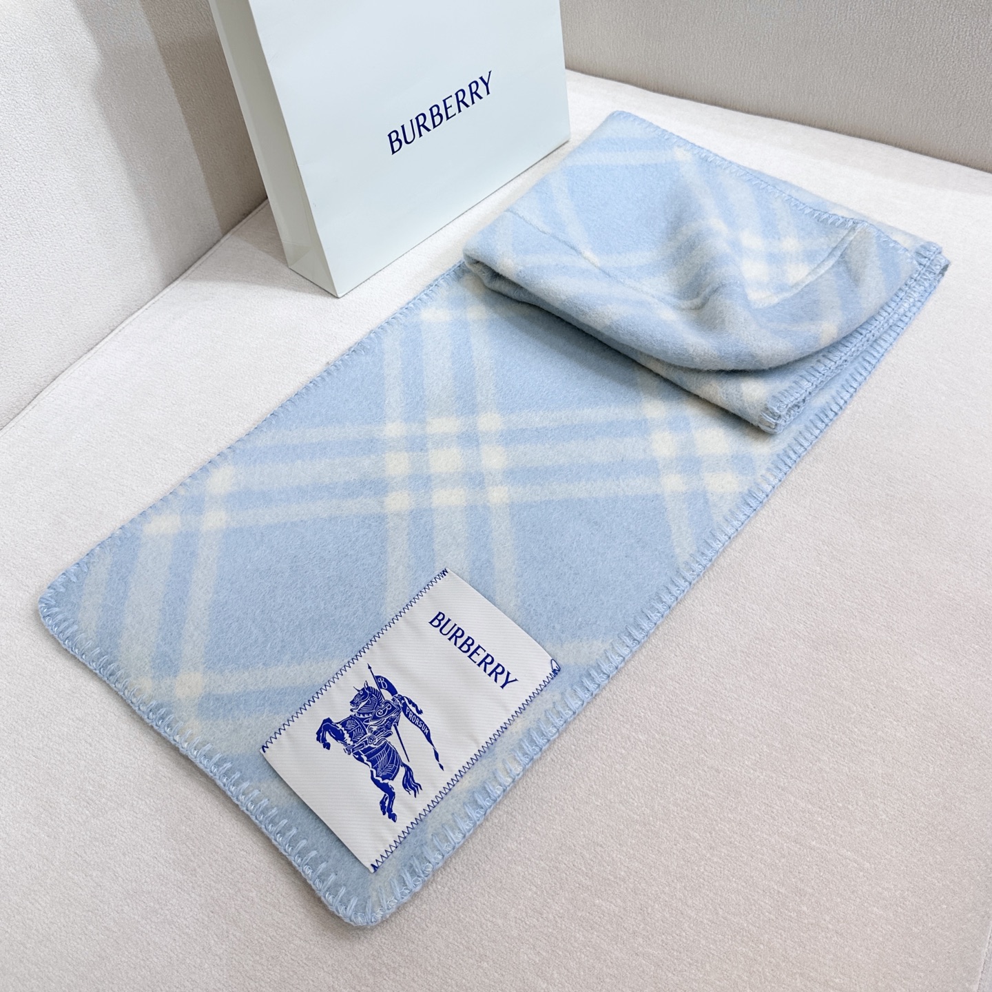 𝐁𝐮𝐫𝐛𝐞𝐫𝐫𝐲 • 2025《格纹连帽围巾》Size：195x30cm 100%绵羊毛经典格纹～干练气