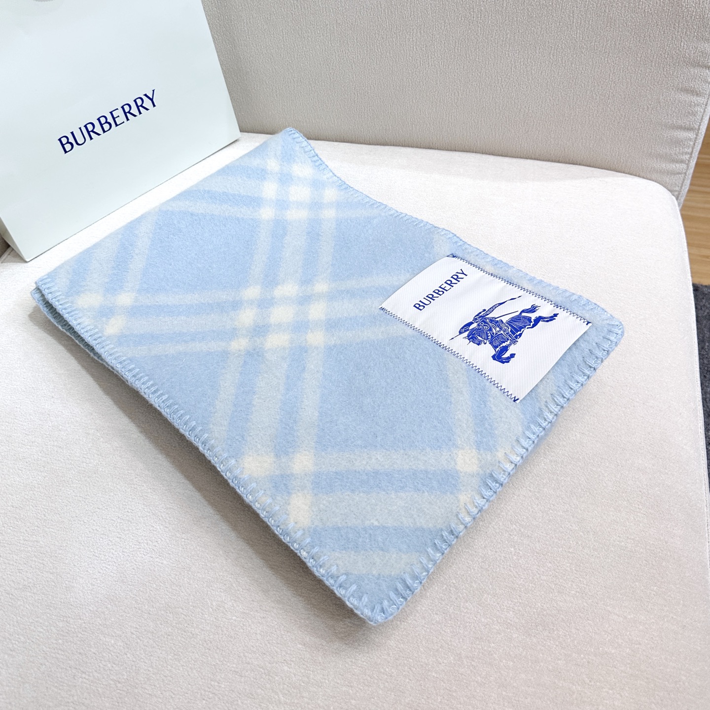 𝐁𝐮𝐫𝐛𝐞𝐫𝐫𝐲 • 2025《格纹连帽围巾》Size：195x30cm 100%绵羊毛经典格纹～干练气