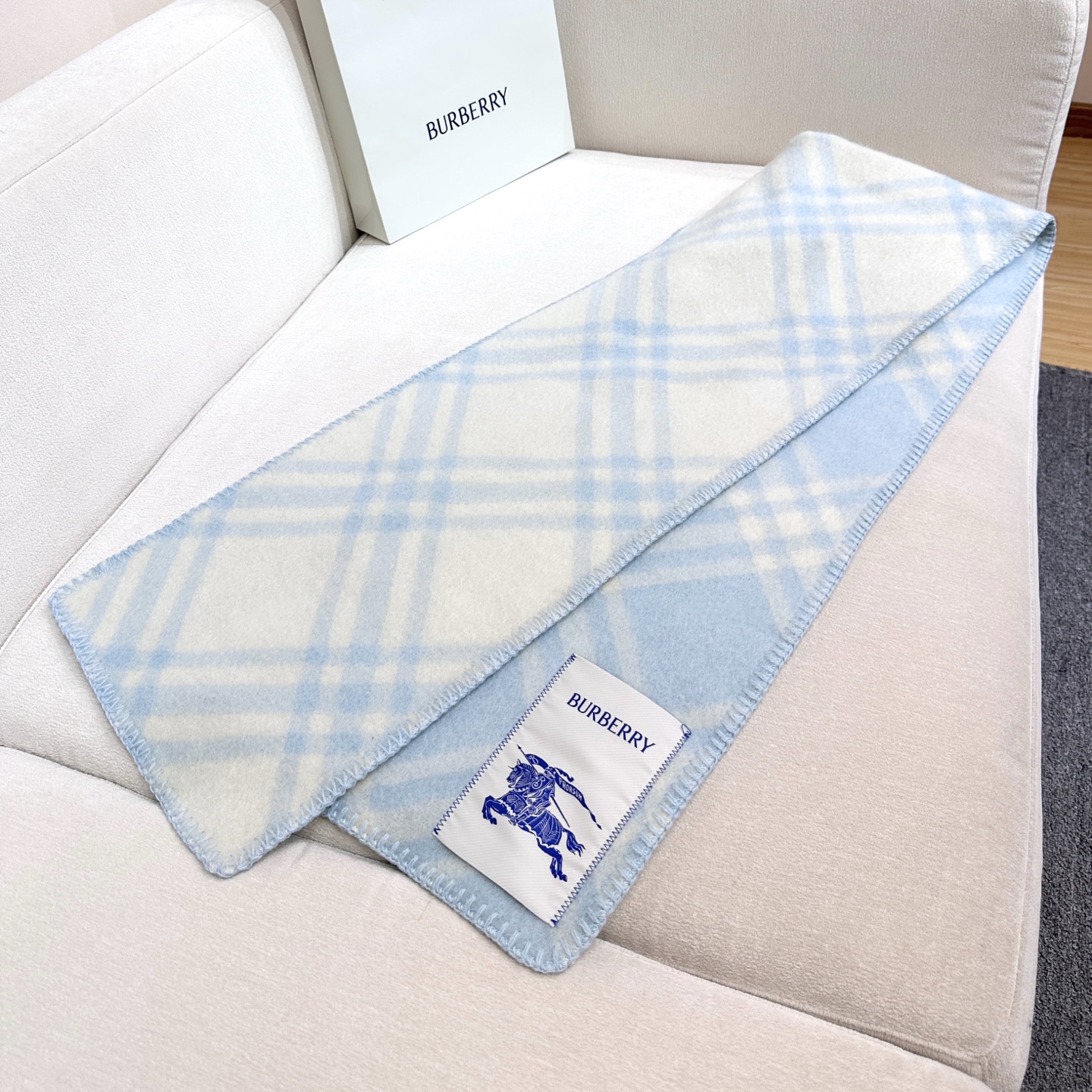 𝐁𝐮𝐫𝐛𝐞𝐫𝐫𝐲 • 2025《格纹连帽围巾》Size：195x30cm 100%绵羊毛经典格纹～干练气