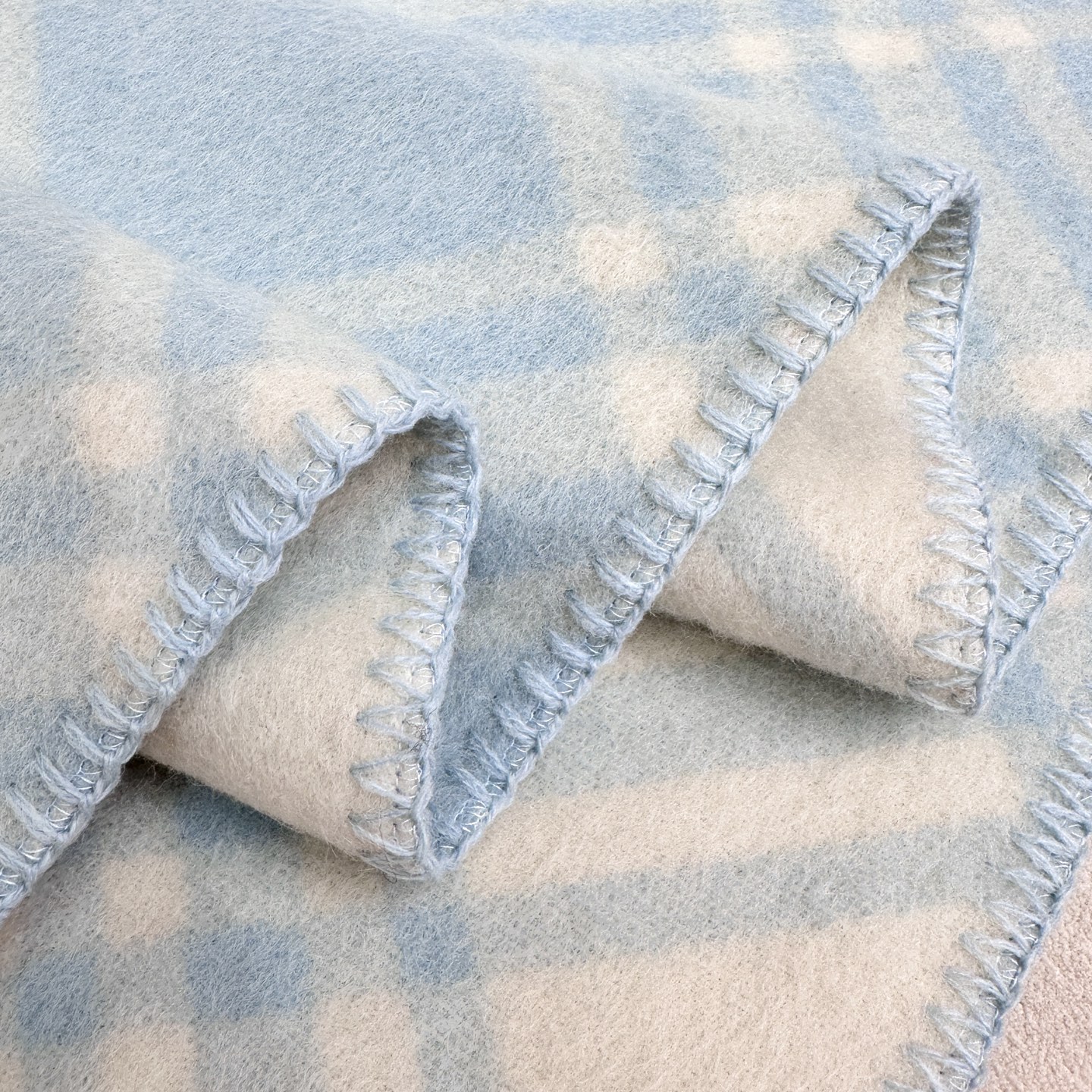 𝐁𝐮𝐫𝐛𝐞𝐫𝐫𝐲 • 2025《格纹连帽围巾》Size：195x30cm 100%绵羊毛经典格纹～干练气