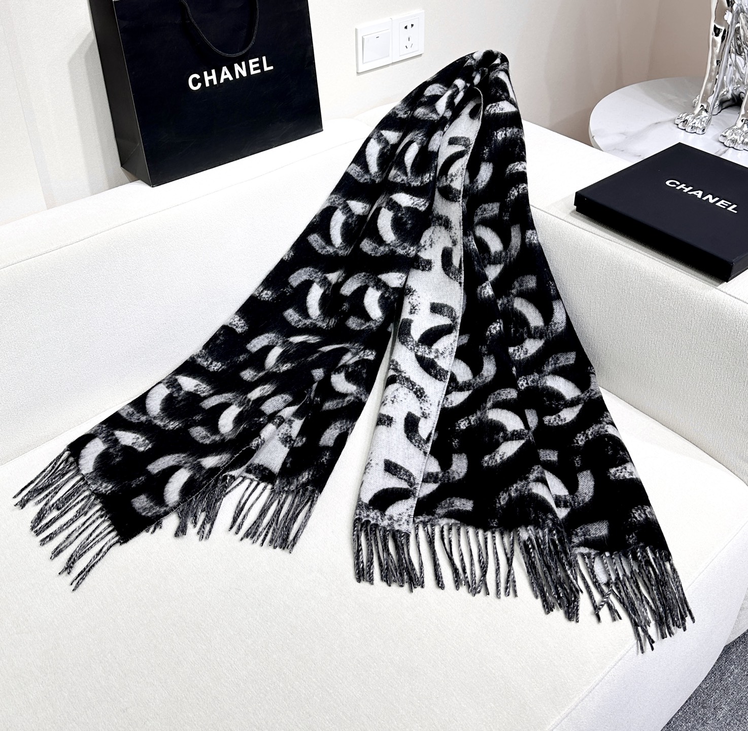 上新💟Chanel25B双面大logo披肩围巾是双面~黑灰色调200*70cm，但触感很好哦在空调房里当