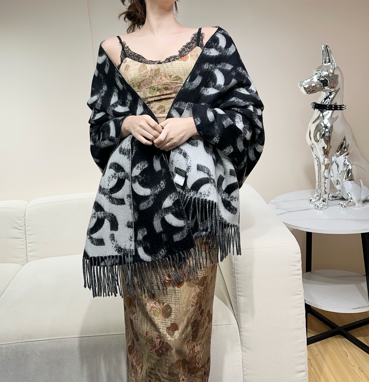 NO:728979,The new Chanel25B double-sided large logo shawl scarf is double-sided ~ black and gray tone 200*70cm, but it feels very good. It is also good as a shawl in an air-conditioned room. The double C has a slightly smudged effect, which is full of atmosphere for autumn and winter matching. Stock up on high-end scarves in advance, high-end scarves, chanel, shawls19860909上新Chanel25B双面大logo披肩围巾是双面~黑灰色调 200*70cm,但触感很好哦在空调房里当披肩也蛮不错 双c有点晕染的效果,秋冬搭配氛围感十足提前囤高版本围巾,高版本围巾,chanel,shawls,scarf