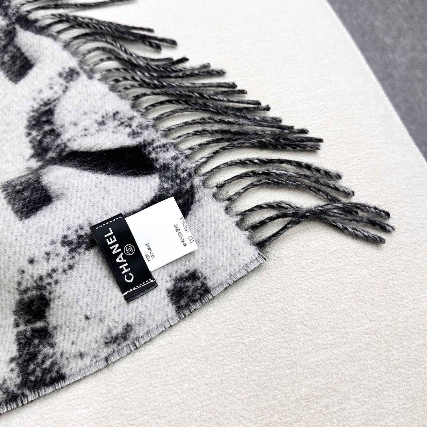 上新💟Chanel25B双面大logo披肩围巾是双面~黑灰色调200*70cm，但触感很好哦在空调房里当