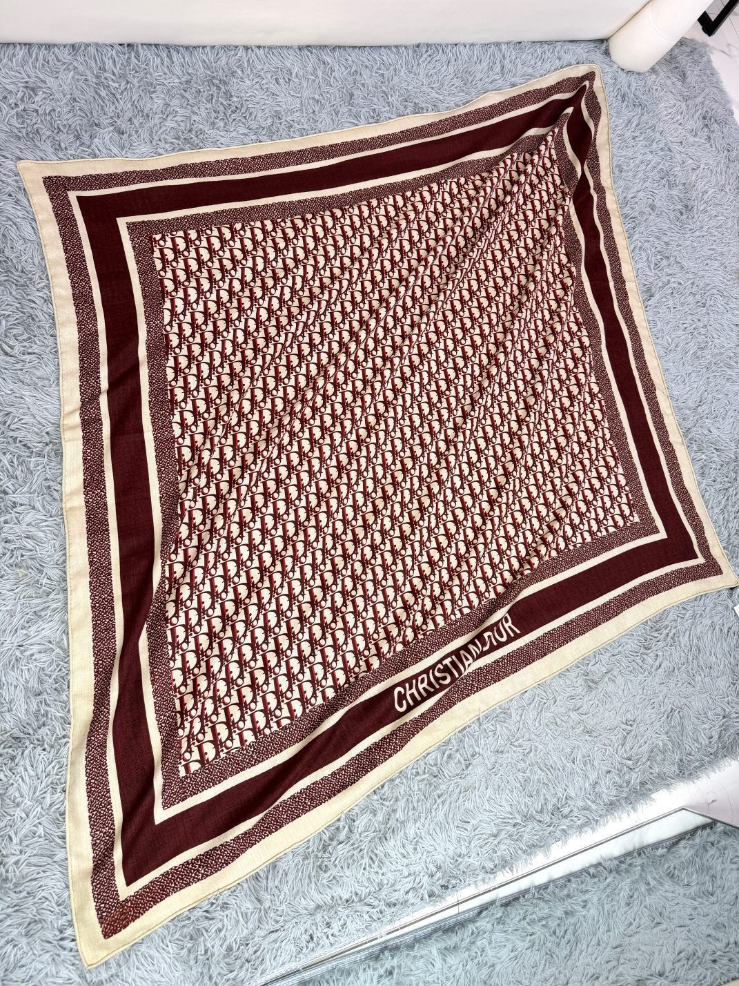 2024年迪奥专柜同步【D字母双面方巾140】💟 这款Diortwin方巾采用双色双面设计，向标志性的O