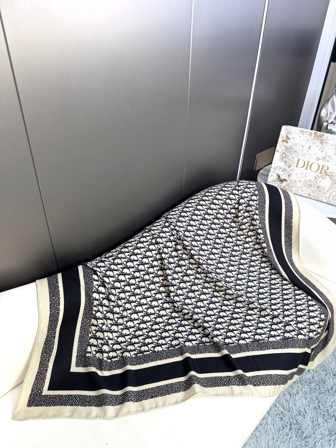 2024年迪奥专柜同步【D字母双面方巾140】💟 这款Diortwin方巾采用双色双面设计，向标志性的O