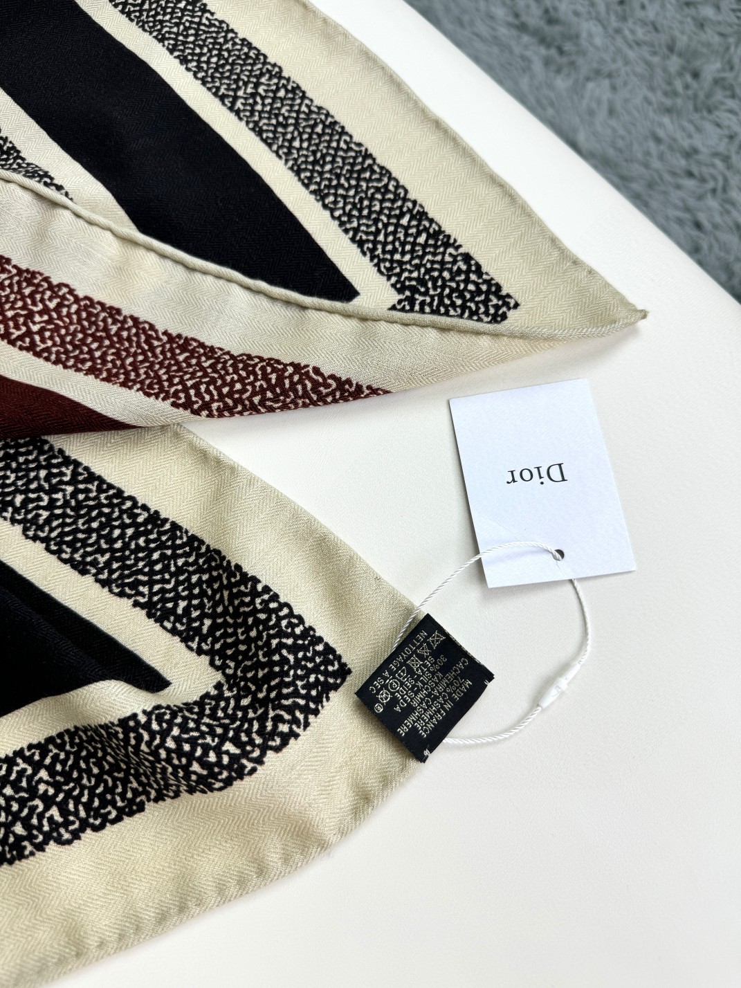 2024年迪奥专柜同步【D字母双面方巾140】💟 这款Diortwin方巾采用双色双面设计，向标志性的O