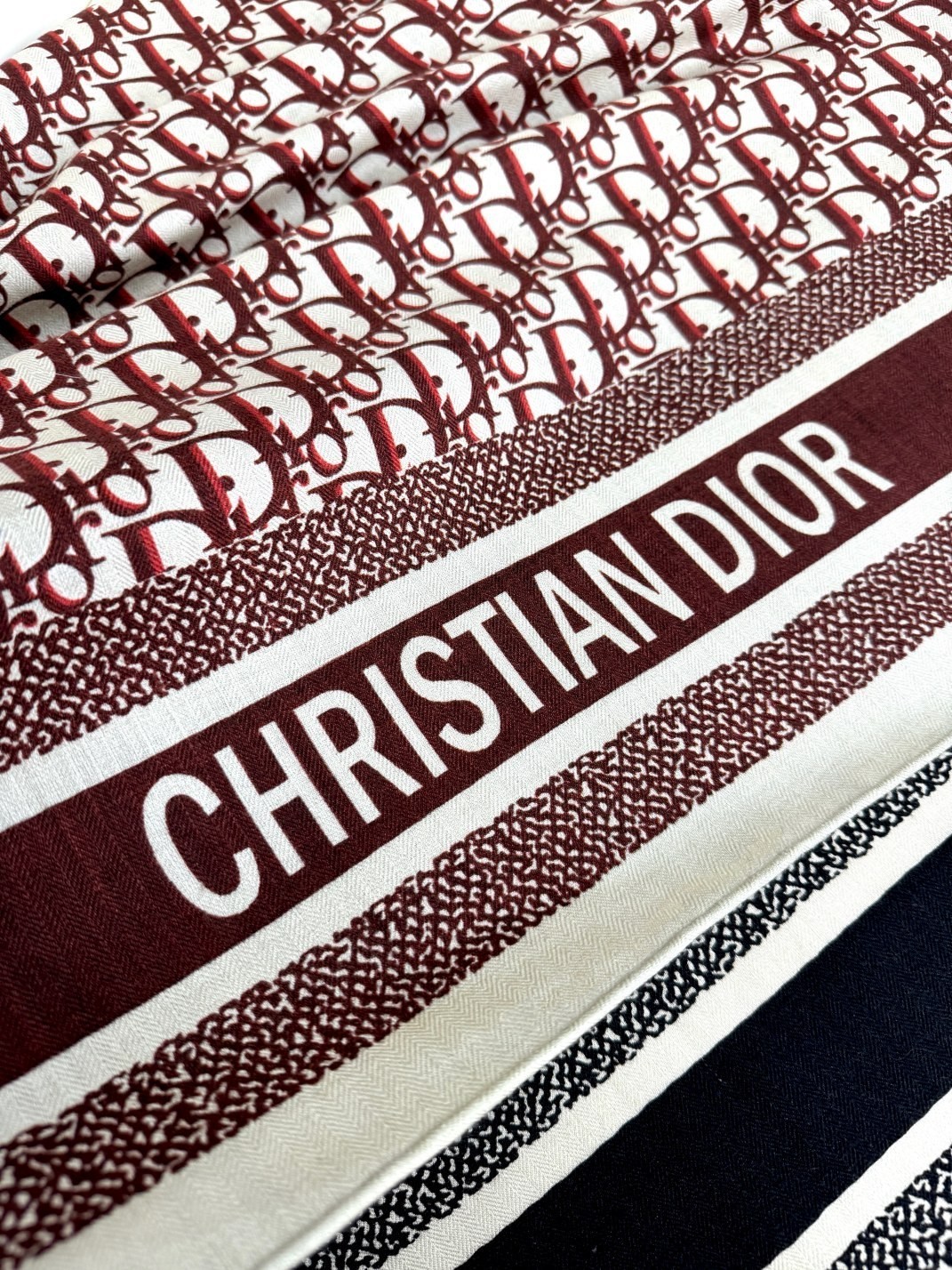 2024年迪奥专柜同步【D字母双面方巾140】💟 这款Diortwin方巾采用双色双面设计，向标志性的O