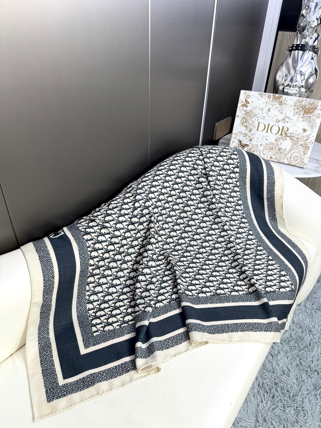 2024年迪奥专柜同步【D字母双面方巾140】💟 这款Diortwin方巾采用双色双面设计，向标志性的O