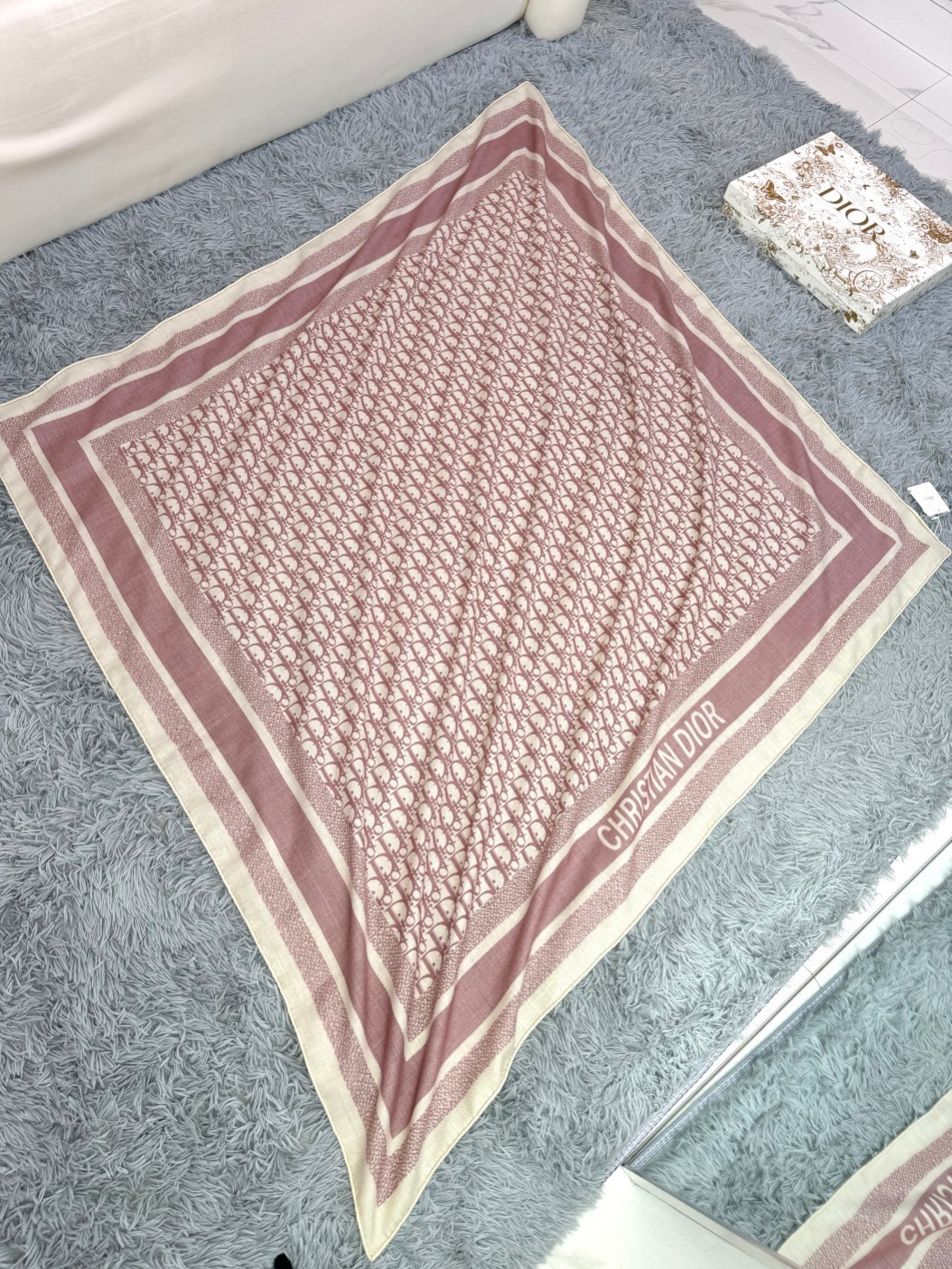 2024年迪奥专柜同步【D字母双面方巾140】💟 这款Diortwin方巾采用双色双面设计，向标志性的O