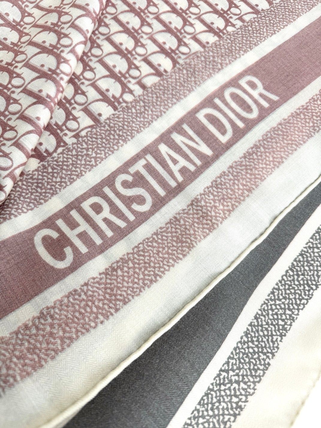 2024年迪奥专柜同步【D字母双面方巾140】💟 这款Diortwin方巾采用双色双面设计，向标志性的O