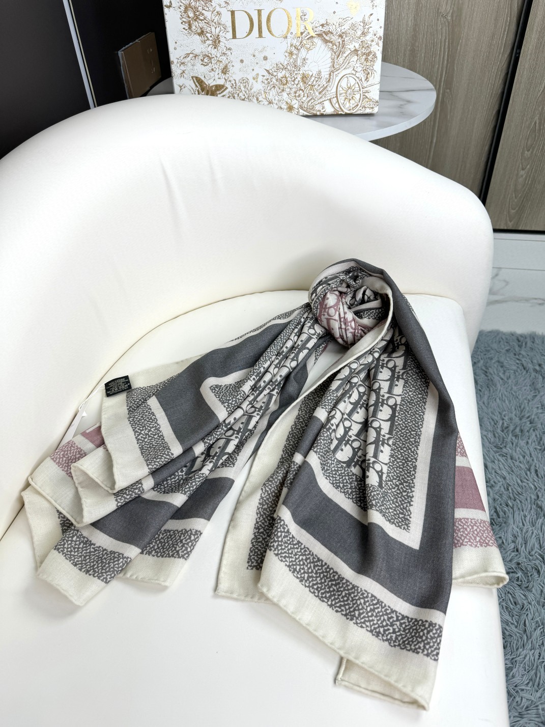 2024年迪奥专柜同步【D字母双面方巾140】💟 这款Diortwin方巾采用双色双面设计，向标志性的O