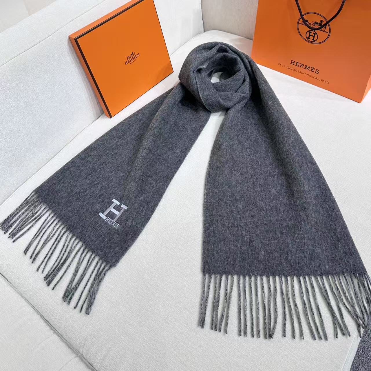 Hermes · 爱马仕，难得一见的温柔配色，低调又不失优雅❗️】重点推荐❗️双边配色，一条围巾两种风格