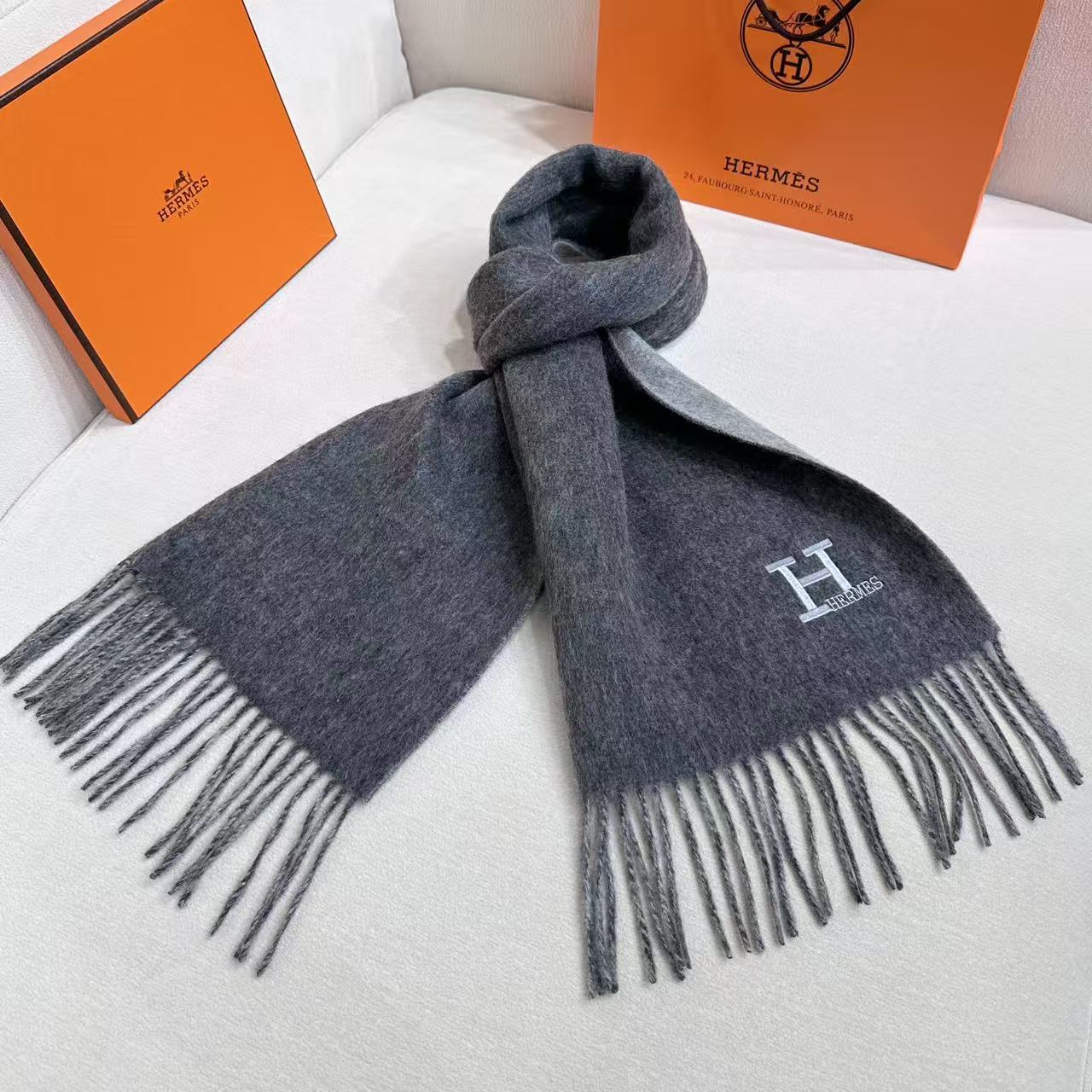 Hermes · 爱马仕，难得一见的温柔配色，低调又不失优雅❗️】重点推荐❗️双边配色，一条围巾两种风格