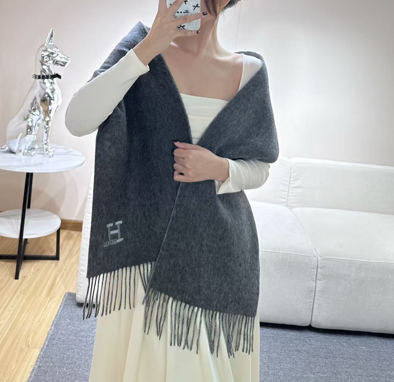 NO:728006,Hermes 2025 ·  Hermès, a rare gentle color matching, low-key yet elegant] Highly recommend the bilateral color matching, a scarf with two styles, high-end, comfortable and fashionable temperament, full of big-name style, Super Amway Big H, this soft scarf that touches the heart, extremely simple color with low-key H embroidered logo, the finishing touch without losing the beauty, the pursuit of successful people, the color is absolute, a bit unique fairy spirit, the absolute choice for couples, the color is elegant, not enchanting Specifications 35x  190cm high version scarf, high version scarf, hermes, hermes198609092025年Hermes · 爱马仕,难得一见的温柔配色,低调又不失优雅】重点推荐双边配色,一条围巾两种风格搭配,高级舒适时髦气质,大牌范十足,超级安利大H这款触动内心的柔美围巾,极其简单的颜色搭配低调的H刺绣logo,点睛之笔确又不失美感,成功人士的追求,色彩绝对,有点独有的仙气,绝对的情侣款不二之选,颜色淡雅,不妖娆规格35x 190cm高版本围巾,高版本围巾,hermes,hermes,scarf