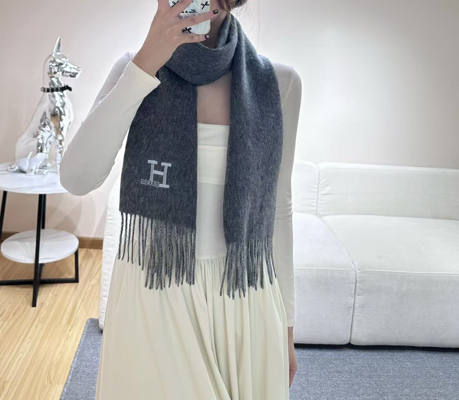 Hermes · 爱马仕，难得一见的温柔配色，低调又不失优雅❗️】重点推荐❗️双边配色，一条围巾两种风格