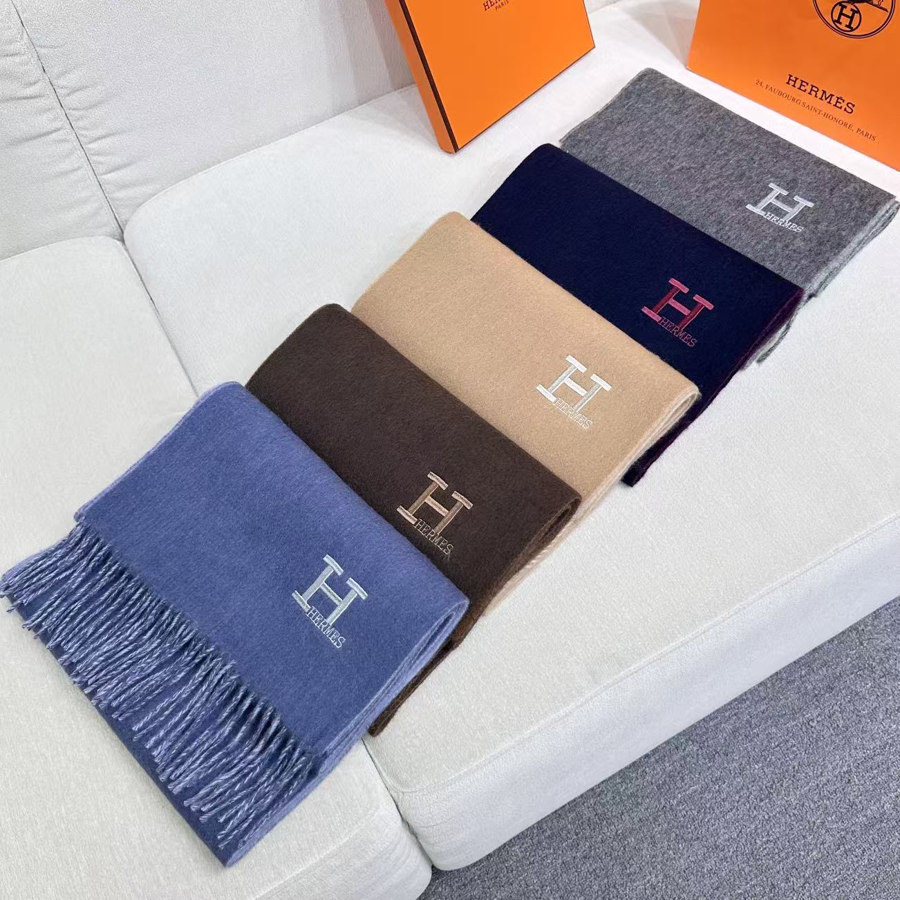 Hermes · 爱马仕，难得一见的温柔配色，低调又不失优雅❗️】重点推荐❗️双边配色，一条围巾两种风格