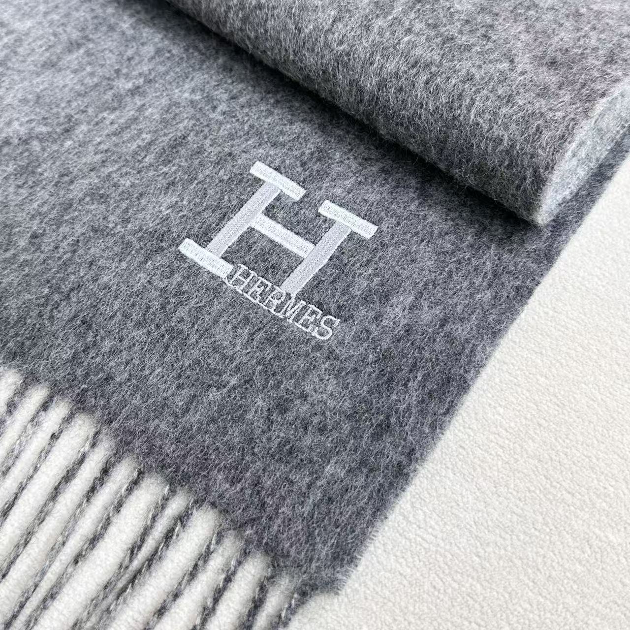 Hermes · 爱马仕，难得一见的温柔配色，低调又不失优雅❗️】重点推荐❗️双边配色，一条围巾两种风格