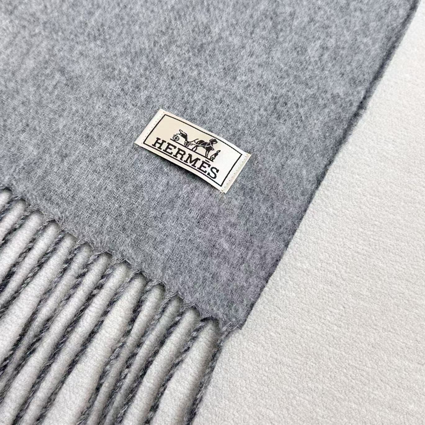 Hermes · 爱马仕，难得一见的温柔配色，低调又不失优雅❗️】重点推荐❗️双边配色，一条围巾两种风格