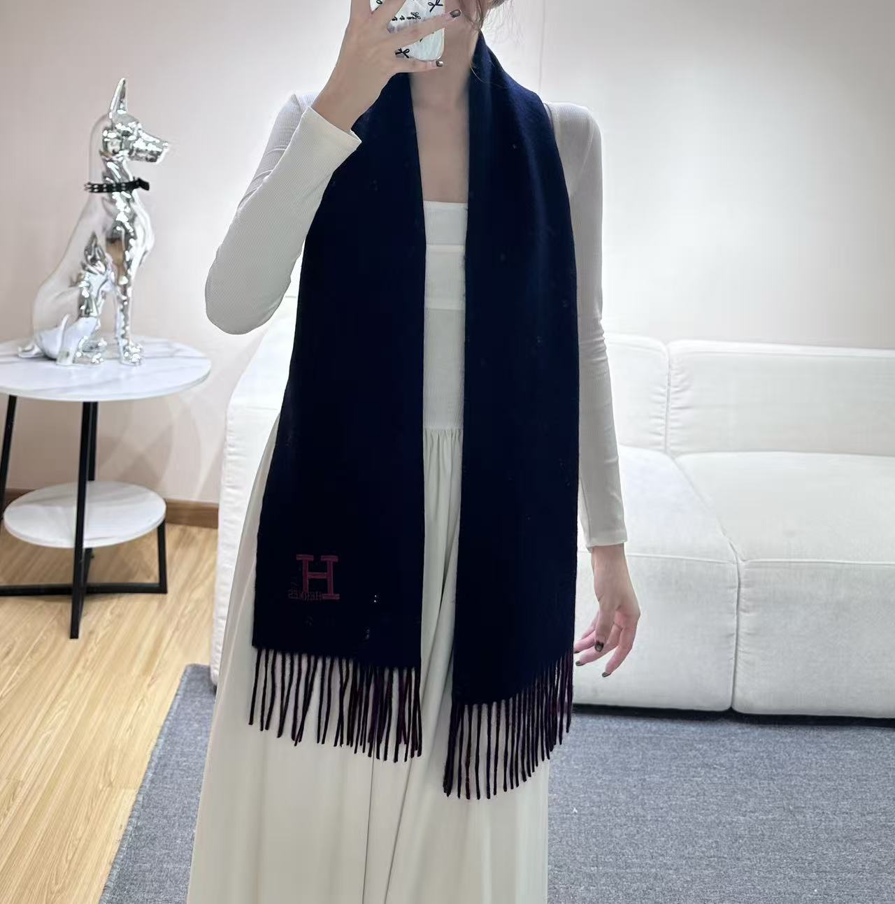 Hermes · 爱马仕，难得一见的温柔配色，低调又不失优雅❗️】重点推荐❗️双边配色，一条围巾两种风格