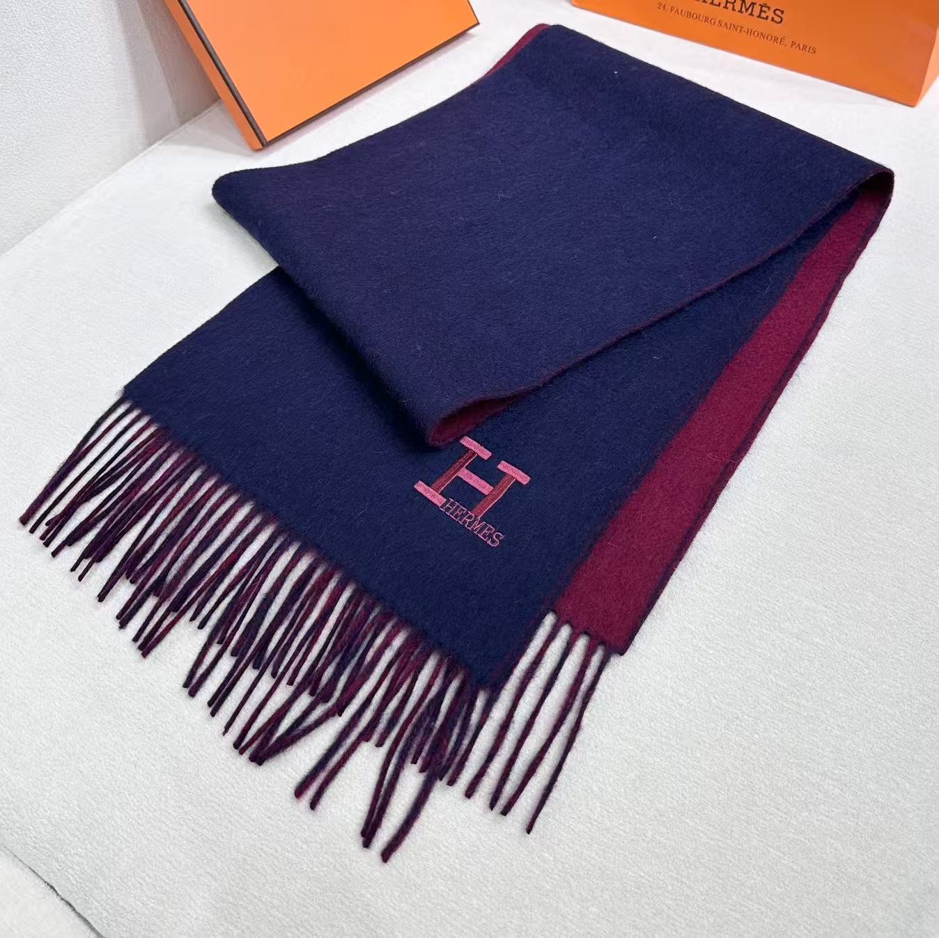 Hermes · 爱马仕，难得一见的温柔配色，低调又不失优雅❗️】重点推荐❗️双边配色，一条围巾两种风格