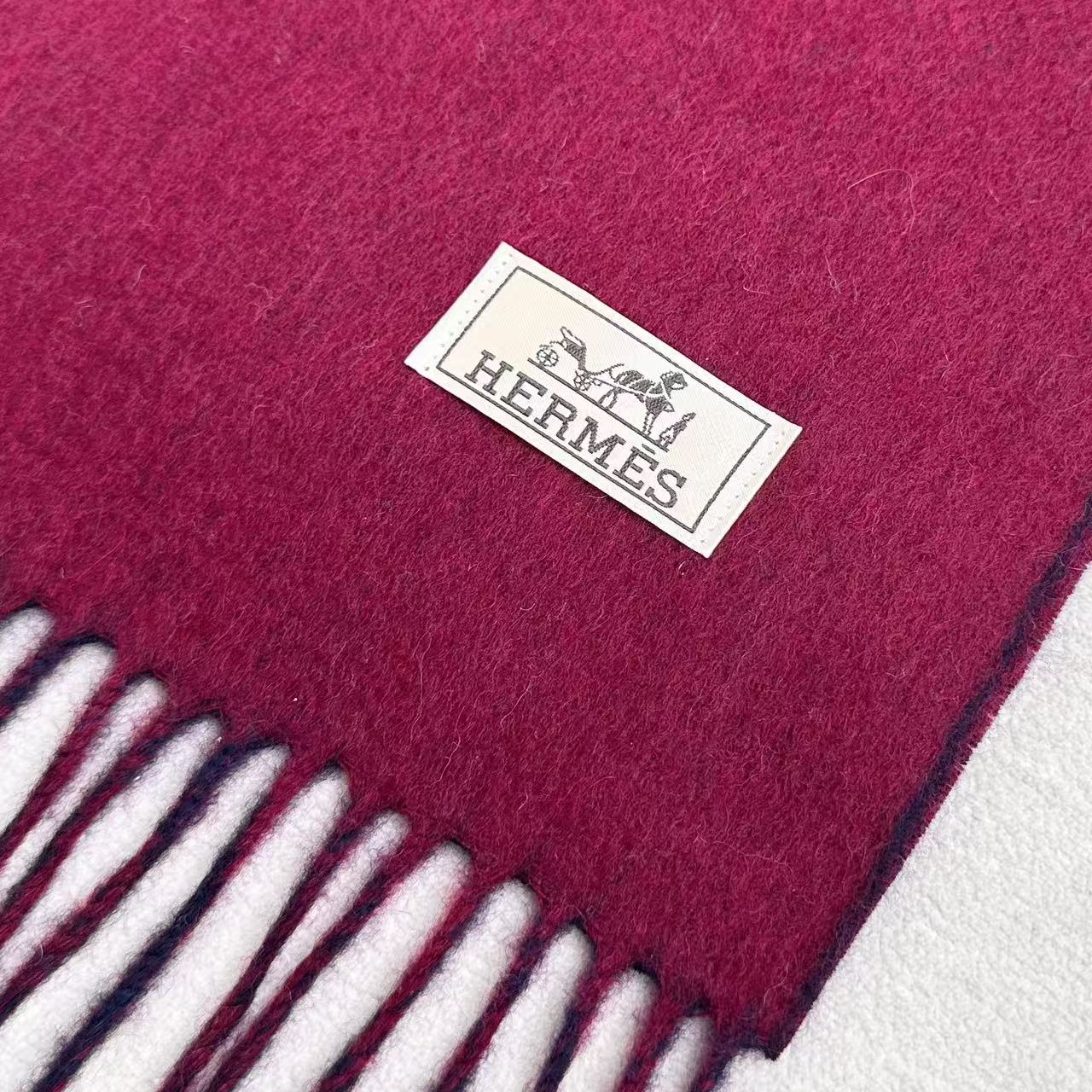 Hermes · 爱马仕，难得一见的温柔配色，低调又不失优雅❗️】重点推荐❗️双边配色，一条围巾两种风格