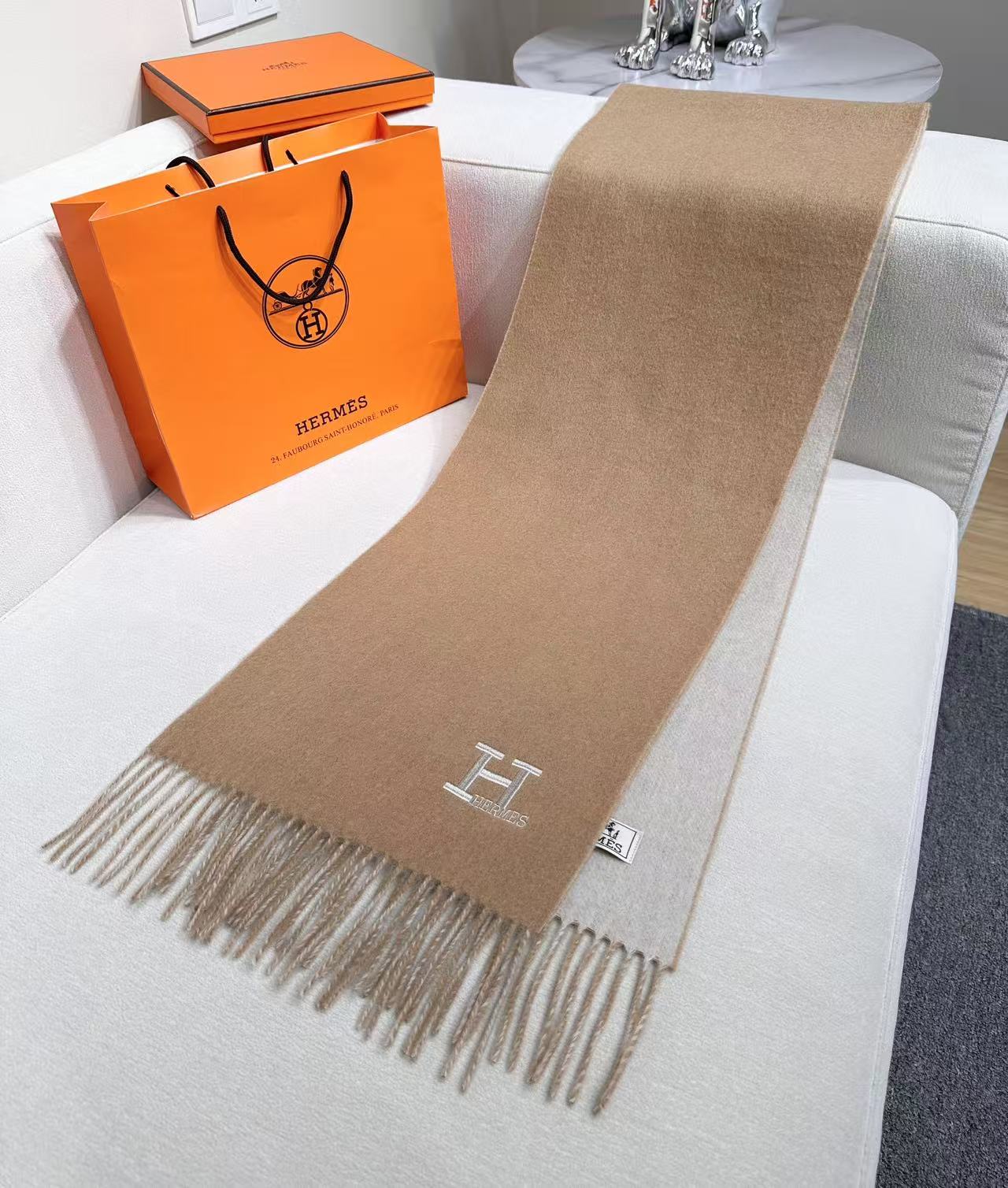 Hermes · 爱马仕，难得一见的温柔配色，低调又不失优雅❗️】重点推荐❗️双边配色，一条围巾两种风格