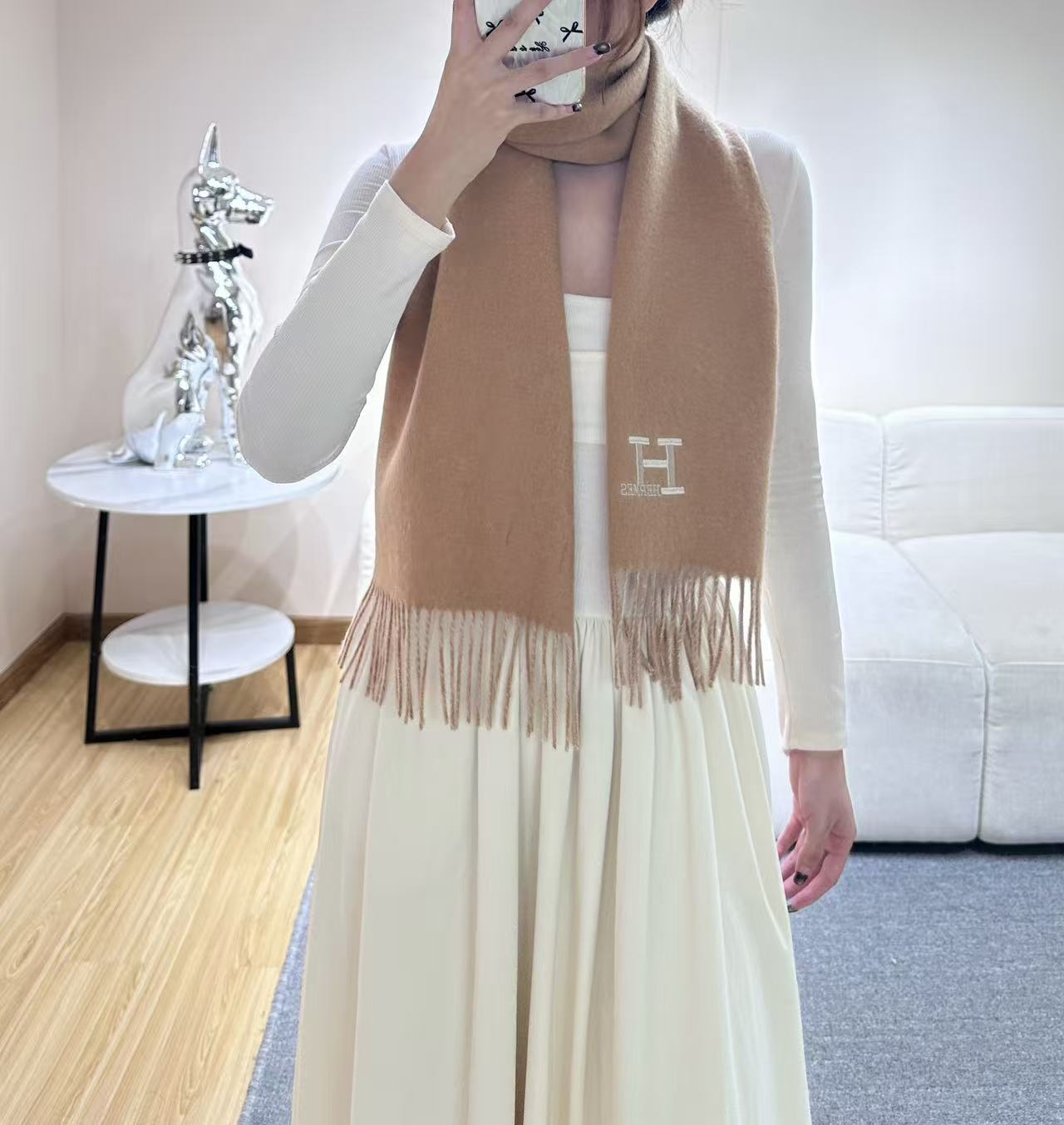 Hermes · 爱马仕，难得一见的温柔配色，低调又不失优雅❗️】重点推荐❗️双边配色，一条围巾两种风格