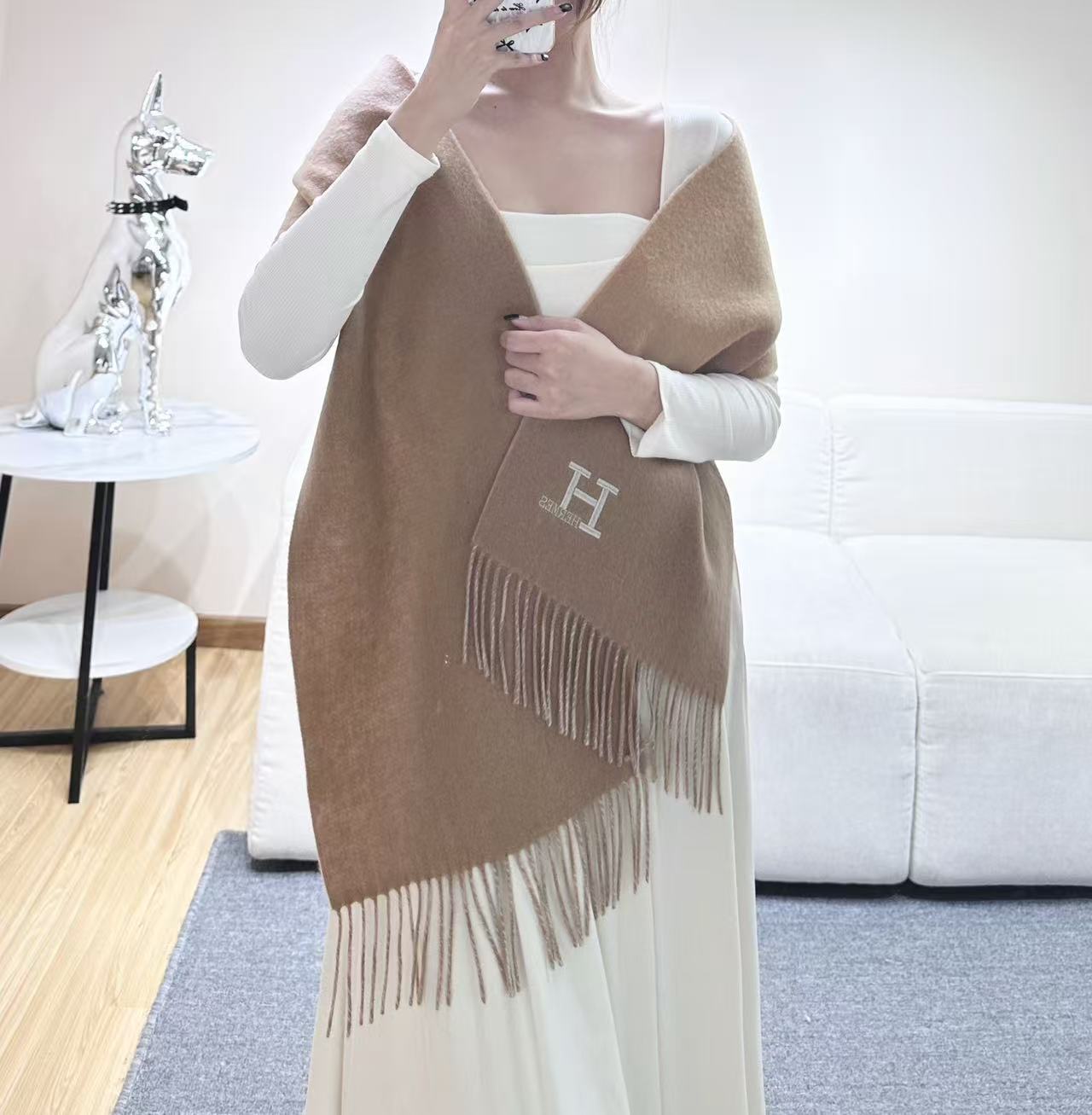 Hermes · 爱马仕，难得一见的温柔配色，低调又不失优雅❗️】重点推荐❗️双边配色，一条围巾两种风格