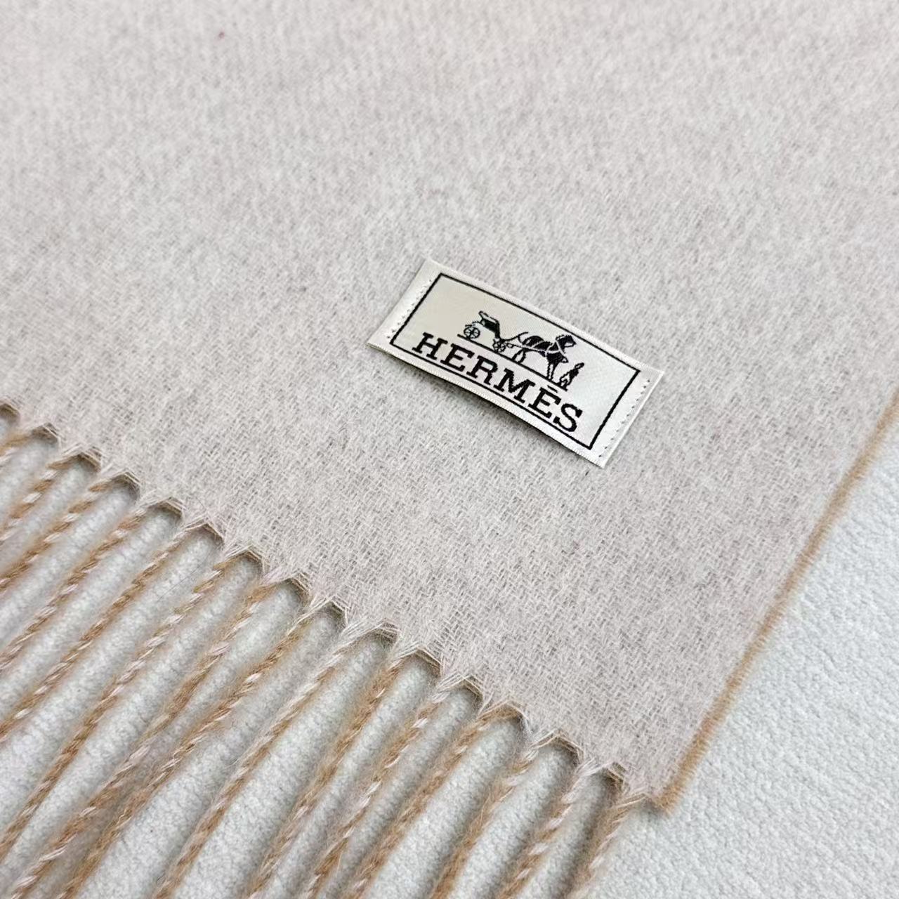 Hermes · 爱马仕，难得一见的温柔配色，低调又不失优雅❗️】重点推荐❗️双边配色，一条围巾两种风格