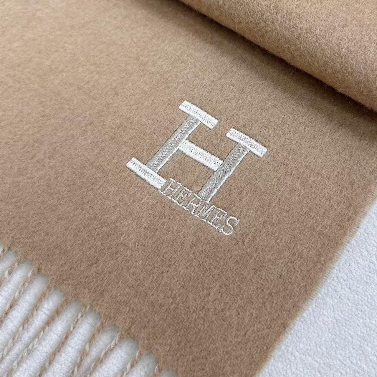 Hermes · 爱马仕，难得一见的温柔配色，低调又不失优雅❗️】重点推荐❗️双边配色，一条围巾两种风格