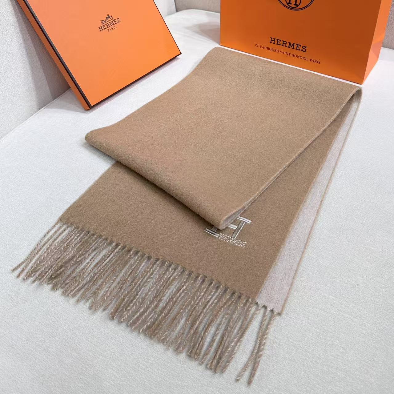 Hermes · 爱马仕，难得一见的温柔配色，低调又不失优雅❗️】重点推荐❗️双边配色，一条围巾两种风格