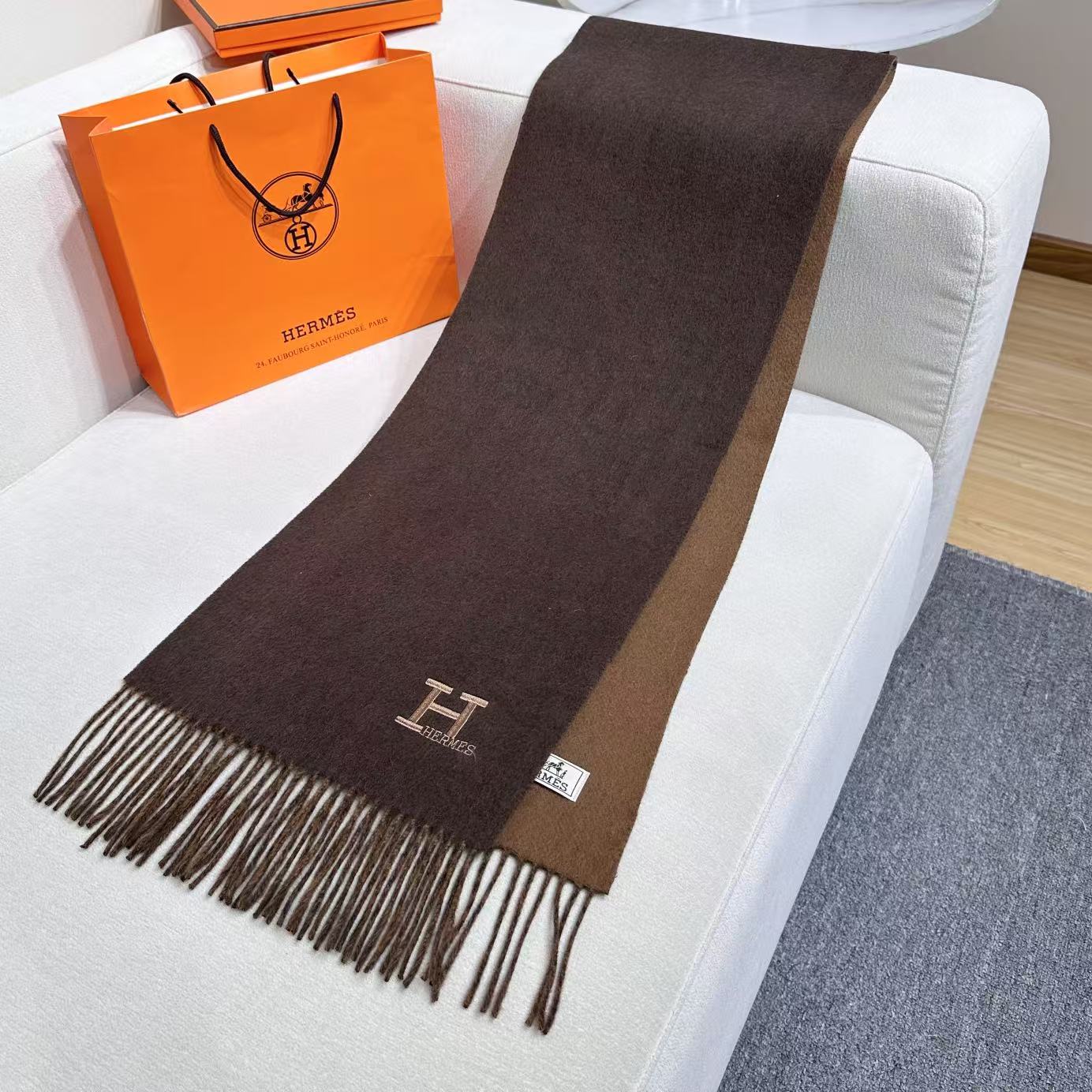 Hermes · 爱马仕，难得一见的温柔配色，低调又不失优雅❗️】重点推荐❗️双边配色，一条围巾两种风格