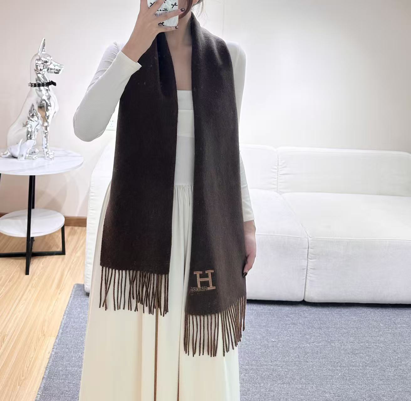 Hermes · 爱马仕，难得一见的温柔配色，低调又不失优雅❗️】重点推荐❗️双边配色，一条围巾两种风格