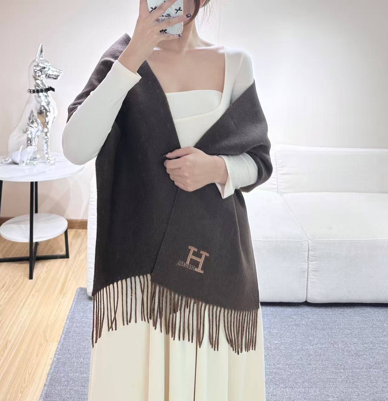 Hermes · 爱马仕，难得一见的温柔配色，低调又不失优雅❗️】重点推荐❗️双边配色，一条围巾两种风格