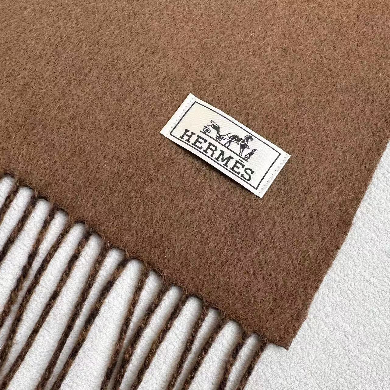 Hermes · 爱马仕，难得一见的温柔配色，低调又不失优雅❗️】重点推荐❗️双边配色，一条围巾两种风格