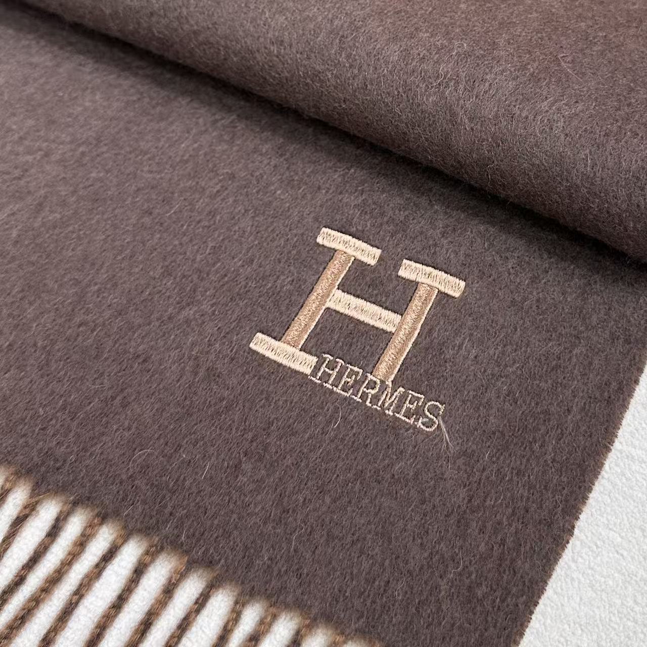 Hermes · 爱马仕，难得一见的温柔配色，低调又不失优雅❗️】重点推荐❗️双边配色，一条围巾两种风格