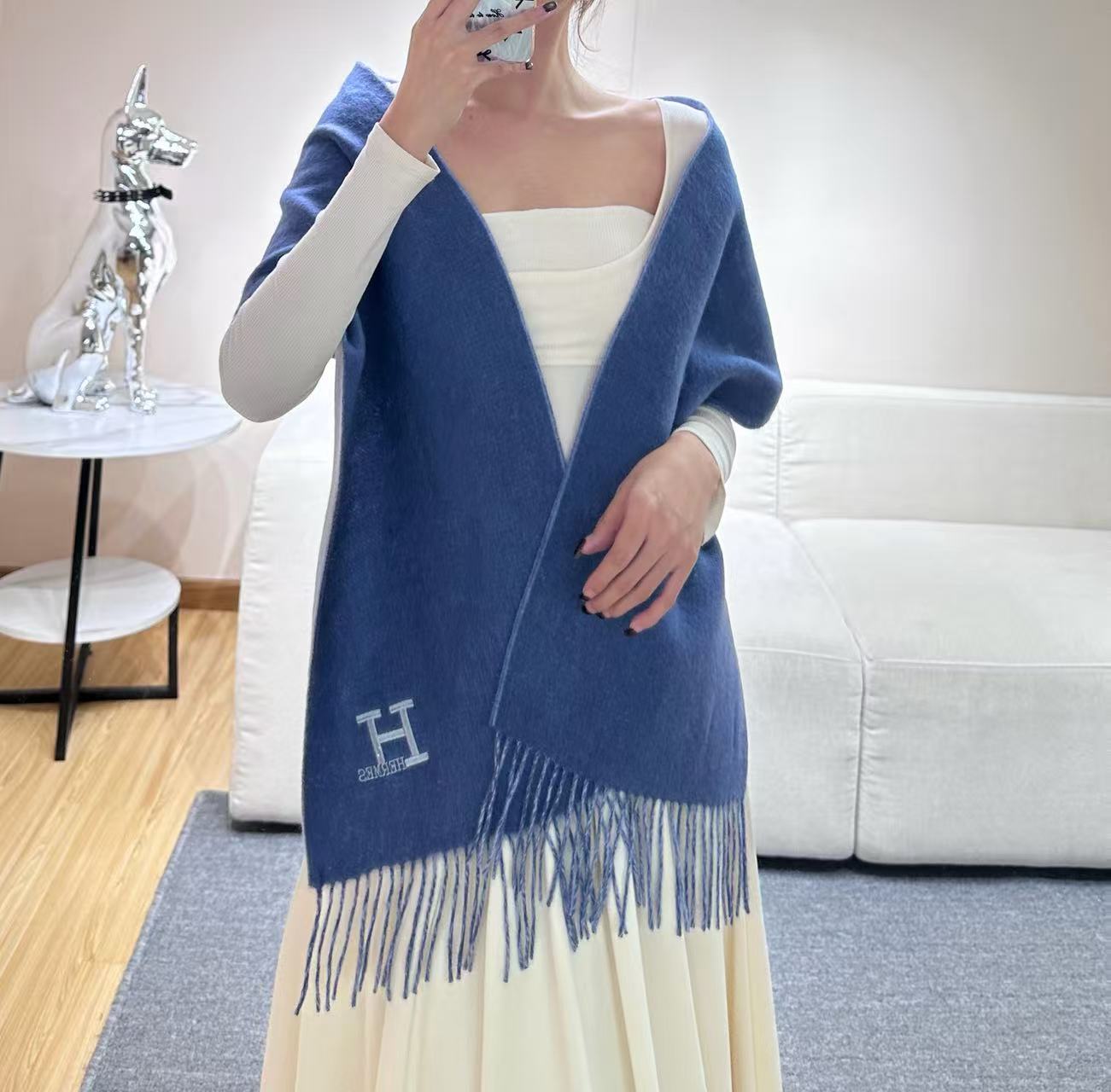 Hermes · 爱马仕，难得一见的温柔配色，低调又不失优雅❗️】重点推荐❗️双边配色，一条围巾两种风格