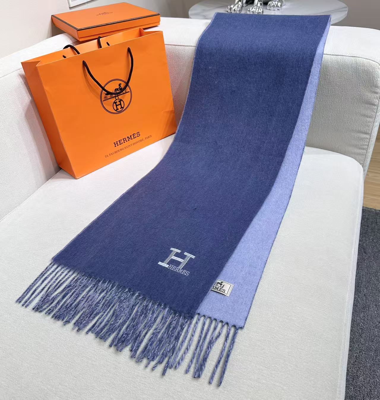 Hermes · 爱马仕，难得一见的温柔配色，低调又不失优雅❗️】重点推荐❗️双边配色，一条围巾两种风格