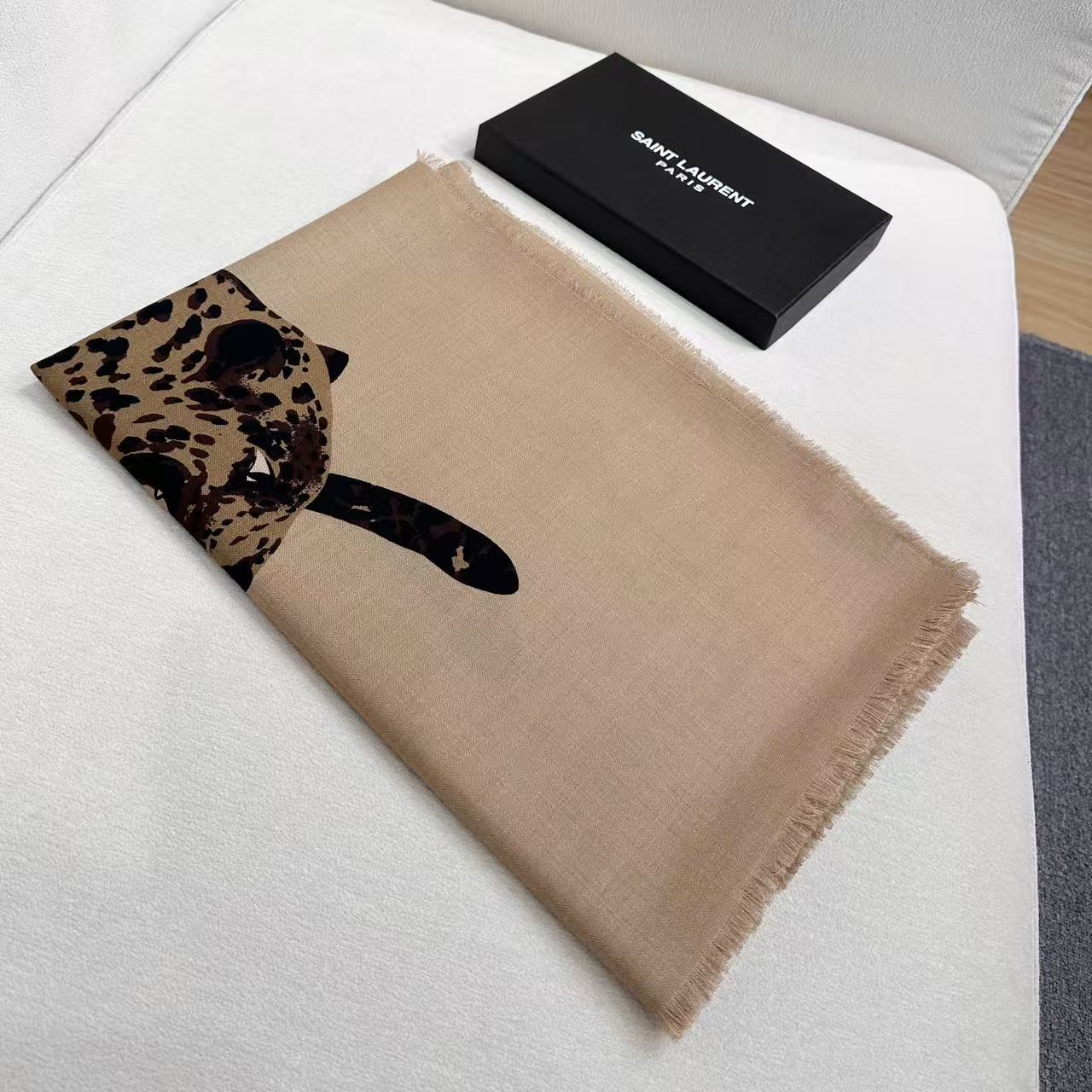 高级豹来咯！大尺寸，可当披肩可当围巾，此尺寸极奇少见！名媛们冬日里的高级穿搭！YSL 金錢豹 材质：30