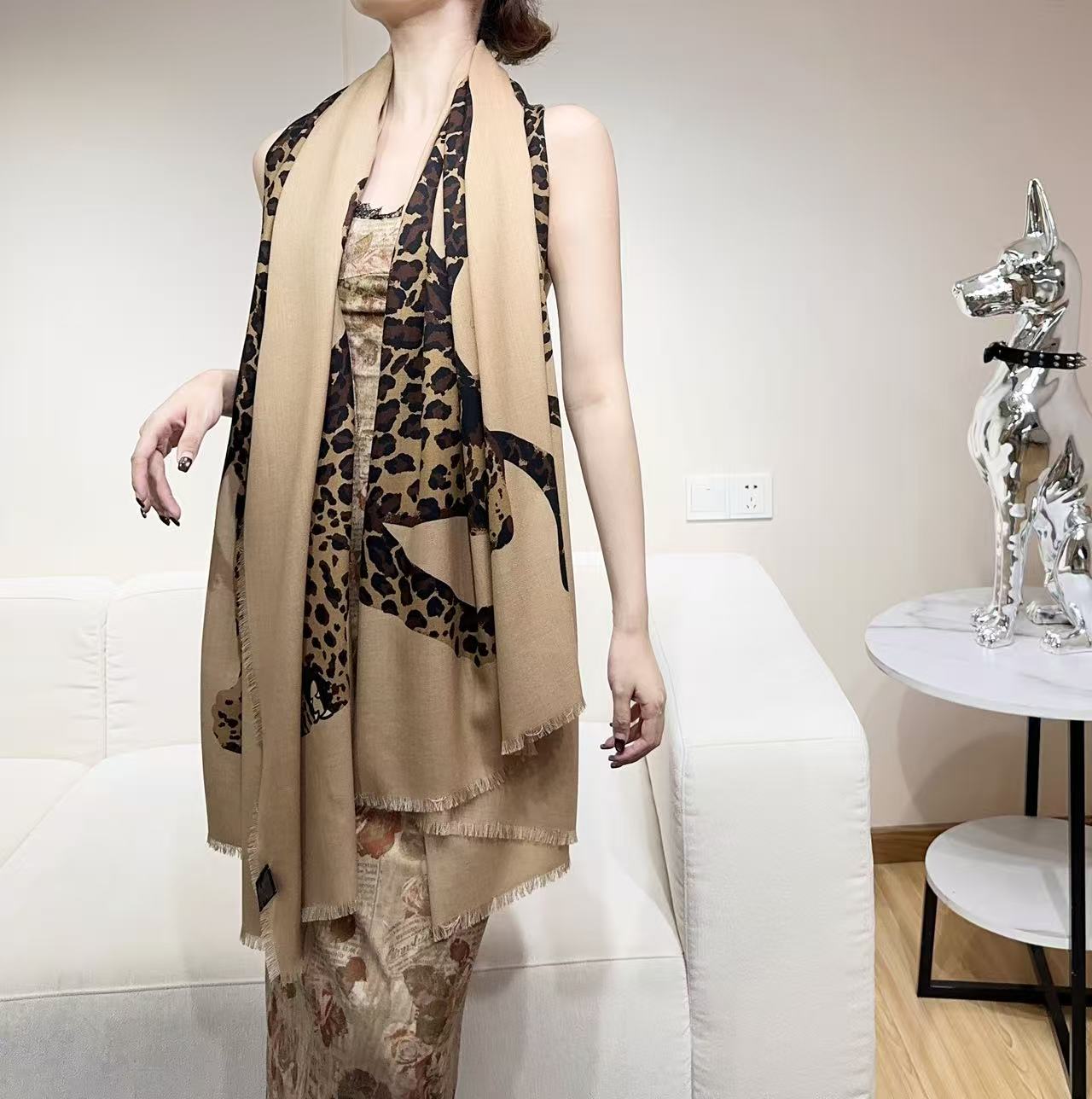 高级豹来咯！大尺寸，可当披肩可当围巾，此尺寸极奇少见！名媛们冬日里的高级穿搭！YSL 金錢豹 材质：30