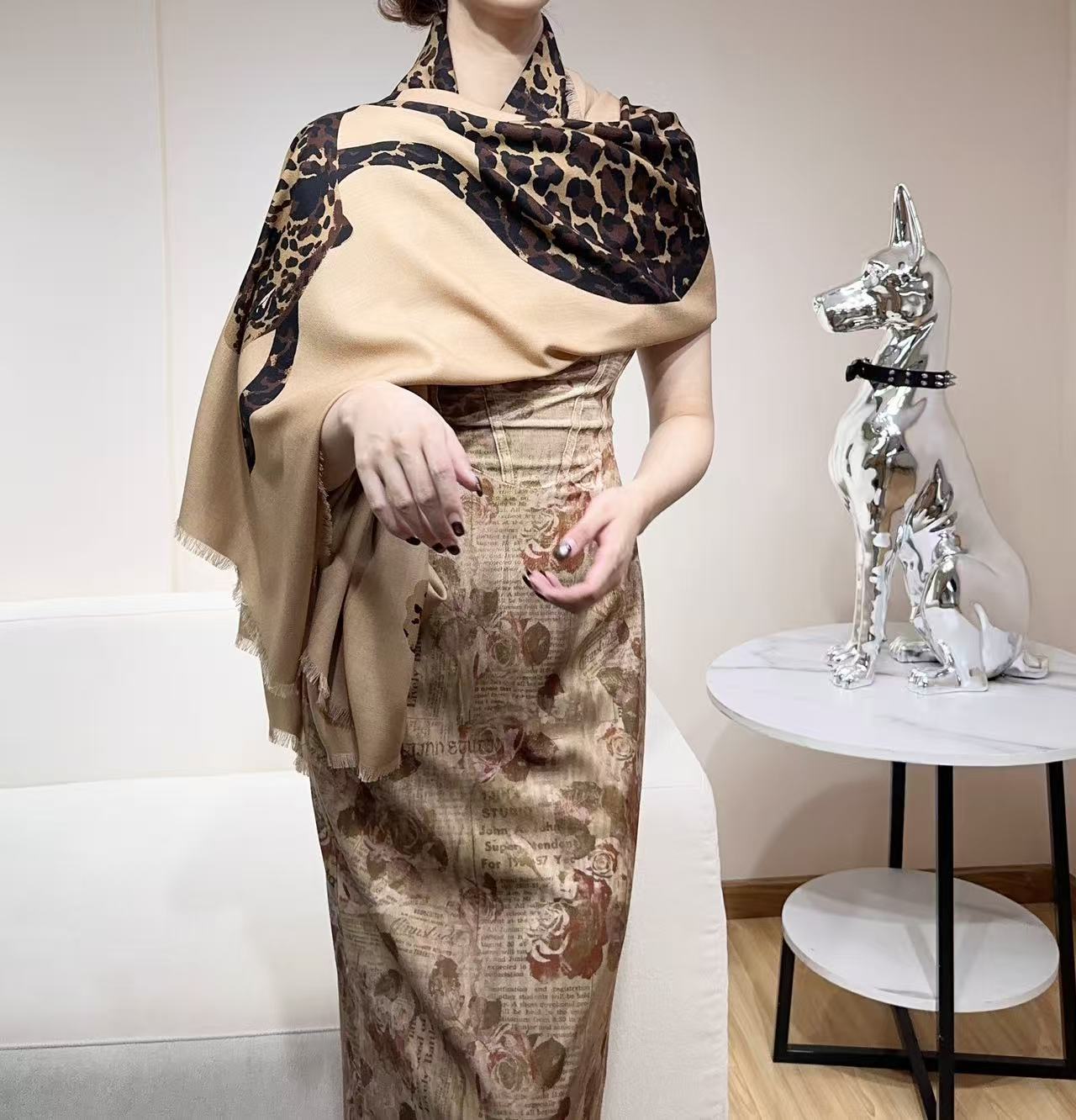 高级豹来咯！大尺寸，可当披肩可当围巾，此尺寸极奇少见！名媛们冬日里的高级穿搭！YSL 金錢豹 材质：30