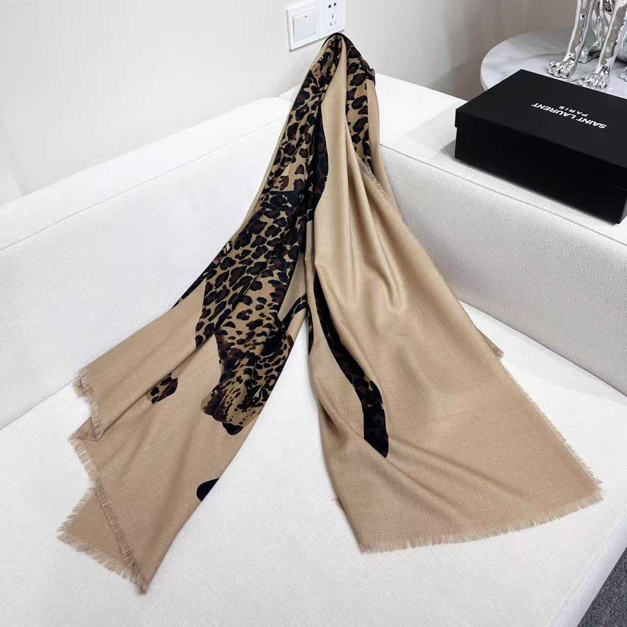 高级豹来咯！大尺寸，可当披肩可当围巾，此尺寸极奇少见！名媛们冬日里的高级穿搭！YSL 金錢豹 材质：30
